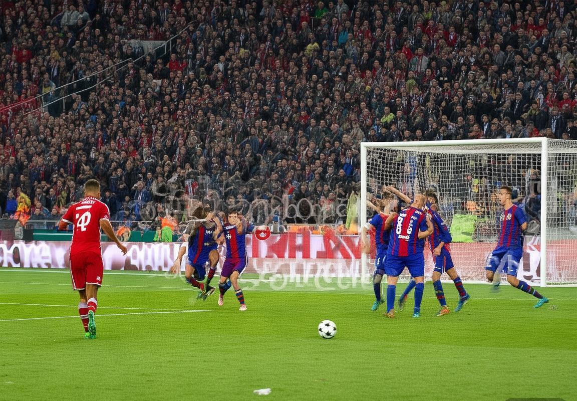 2017欧冠经典：梅西率巴萨4-0大胜拜仁，巅峰对决回顾(图1)